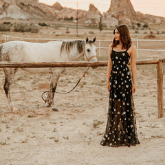 Vestido maxi camisola transparente de malla con estrella de cinco puntas