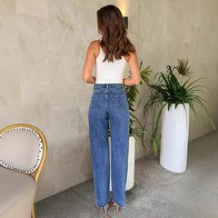 Vaqueros elegantes de diario con bordes sin rematar y lavados con cuentas