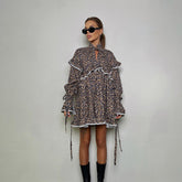 Vestido estampado con mangas acampanadas y cordones