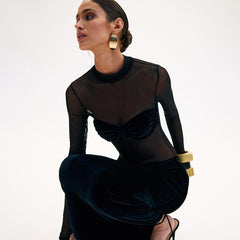 Camisa negra de manga larga con costuras de terciopelo y malla, corte ajustado a la cadera