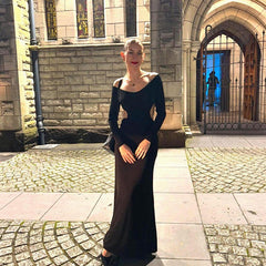 Vestido largo de otoño elegante con espalda descubierta y cadena y manga larga