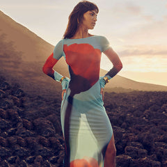 Vestido con abertura y cuello redondo de malla transparente y estampado