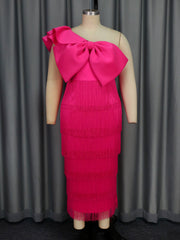 Elegante vestido de fiesta de cóctel con borlas y cuello diagonal y lazo grande en color liso