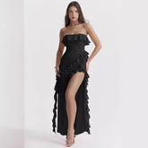 Vestido con volantes, cruzado en el pecho, abertura, sin mangas y hombros descubiertos