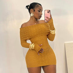 Vestido ajustado de encaje con mangas largas y hombros descubiertos y cuello