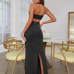 Vestido elegante con cuello halter, espalda descubierta, aberturas y parches