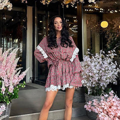 Vestido con costuras florales, cuello polo, manga larga, encaje, corte A