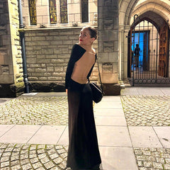 Vestido largo de otoño elegante con espalda descubierta y cadena y manga larga