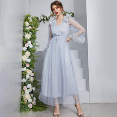 Feenkleid mit V-Ausschnitt, langen Ärmeln, hoher Taille und Applikationen aus Spitze