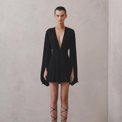 Vestido corto negro con mangas abullonadas y cintura alta, escote en V y control de abdomen