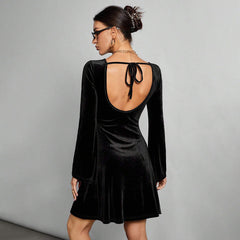 Vestido intelectual sencillo, sin espalda, con cordones y todo en negro