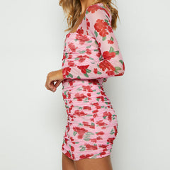 Vestido estampado con cuello cuadrado, manga larga, cintura y volantes en la cadera