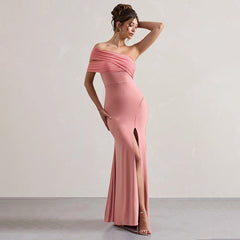 Schickes, schulterfreies Kleid mit Mesh-Einsätzen und Schlitz