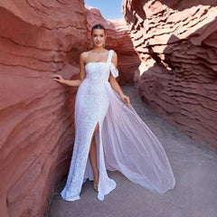 Vestido asimétrico irregular de malla blanca con cuello tubo