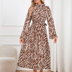 Schmale, elegante Maxi-Kleid mit ausgestellten Ärmeln, Stehkragen und dünnen Trägern sowie Leopardenmuster