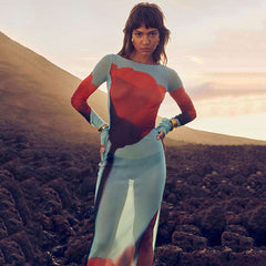 Vestido con abertura y cuello redondo de malla transparente y estampado