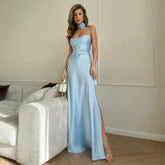 Vestido floral con cuello halter, espalda descubierta, encaje y tirantes finos