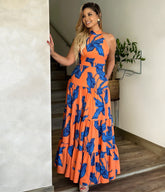 Vestido elegante con cuello halter y vuelo grande estampado