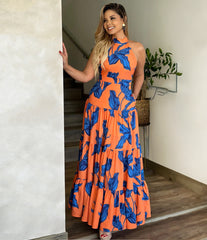 Vestido elegante con cuello halter y vuelo grande estampado