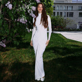 Vestido largo ajustado con cuello medio alto, mangas largas y pliegues