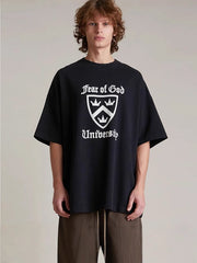 Camiseta informal holgada de manga corta con escudo