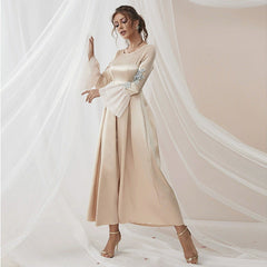 Vestido con cuello redondo, mangas regulares, volantes y apliques