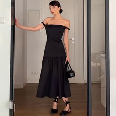 Vestido ajustado con cintura ceñida y top de tubo con hombros descubiertos en color liso