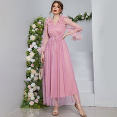Feenkleid mit V-Ausschnitt, langen Ärmeln, hoher Taille und Applikationen aus Spitze