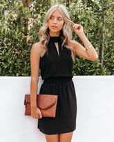 Vestido corto elegante y refrescante con cuello halter, hombros descubiertos y cintura ajustada en forma de A