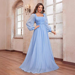 Elegantes, anmutiges Chiffonkleid mit eckigem Kragen und Laternenärmeln