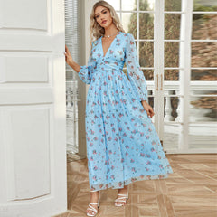 Elegantes Kleid mit hoher Taille und V-Ausschnitt