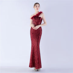 Vestido de noche de alta gama con lentejuelas de alta densidad y cuello diagonal, de un solo hombro y plumas de avestruz, pedido artesanal