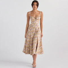 Kleid in schmaler Passform mit Schlitz, Blumenmuster, Cut-outs und rückenfreiem Trägerkleid