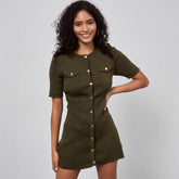 Vestido de punto verde militar de cuello redondo y botonadura sencilla.