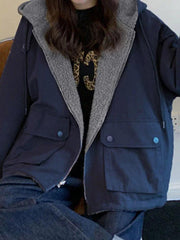 Chaqueta con capucha de lana de cordero reversible y estilo preppy