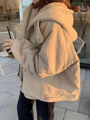 Chaqueta con capucha de lana de cordero reversible y estilo preppy