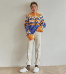 Gestrickter Weihnachtspullover mit Retro-Muster