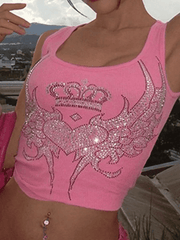 Geripptes kurzes Tanktop mit Strass- und Herz-Anhänger