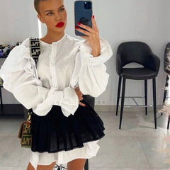 Vestido camisero con mangas acampanadas y volantes para minoría francesa. Vestido corto ajustado a juego.