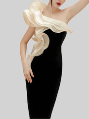 Kleid mit diagonalem Ausschnitt, Patchwork-Rüschen und Falten