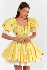 Minikleid mit Print, Puffärmeln, Rüschen und Schnürung