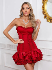 Rotes, trägerloses Minikleid mit Rüschen