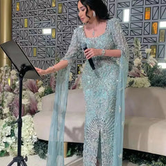 Türkisfarbenes Abendkleid mit Cape-Ärmeln