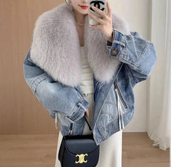 Jeansblaue, wattierte Jacke mit Pelzkragen und Baumwollfutter