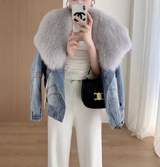 Jeansblaue, wattierte Jacke mit Pelzkragen und Baumwollfutter