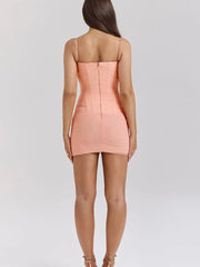 Orangefarbenes, figurbetontes Minikleid mit Mesh-Trägern