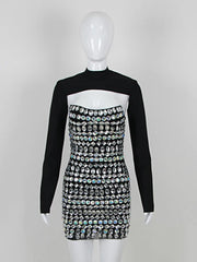 Schwarzes Minikleid mit Rollkragen, Perlen und Strasssteinen