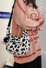 Bolso de hombro con estampado de leopardo peludo