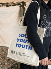Graphic canvas tote bag with letter for young people