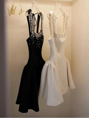 Minikleid mit Nagelbohrer und tiefem Ausschnitt